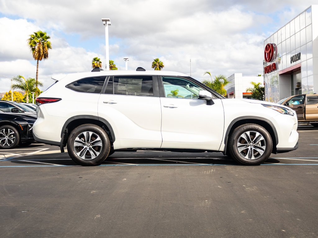 New 2026 Wind Chill Pearl <sup>1</sup> Toyota  XLE image 4
