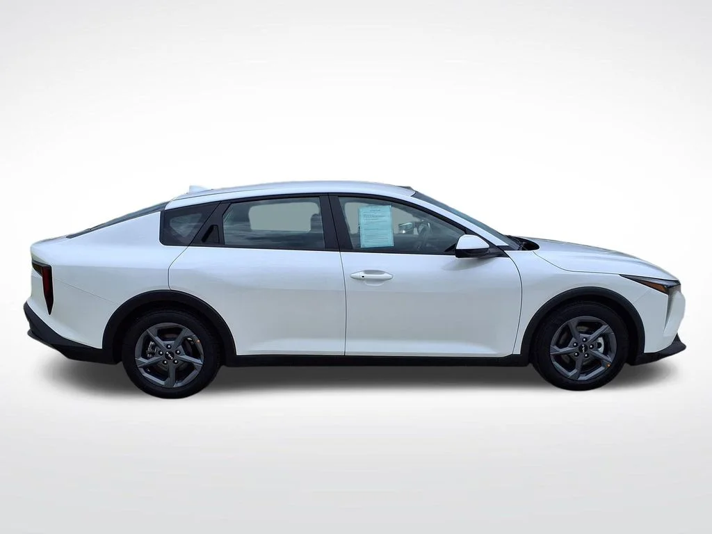 Used 2025 White Kia LXS image 9