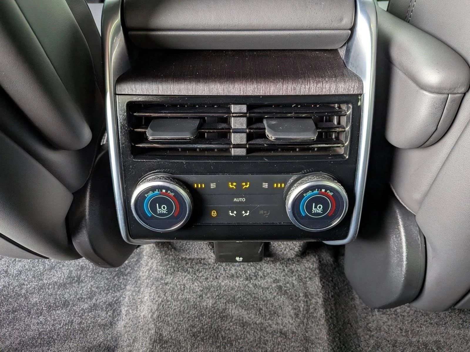Used 2025 Hakuba Silver Metallic Land Rover SE image 18
