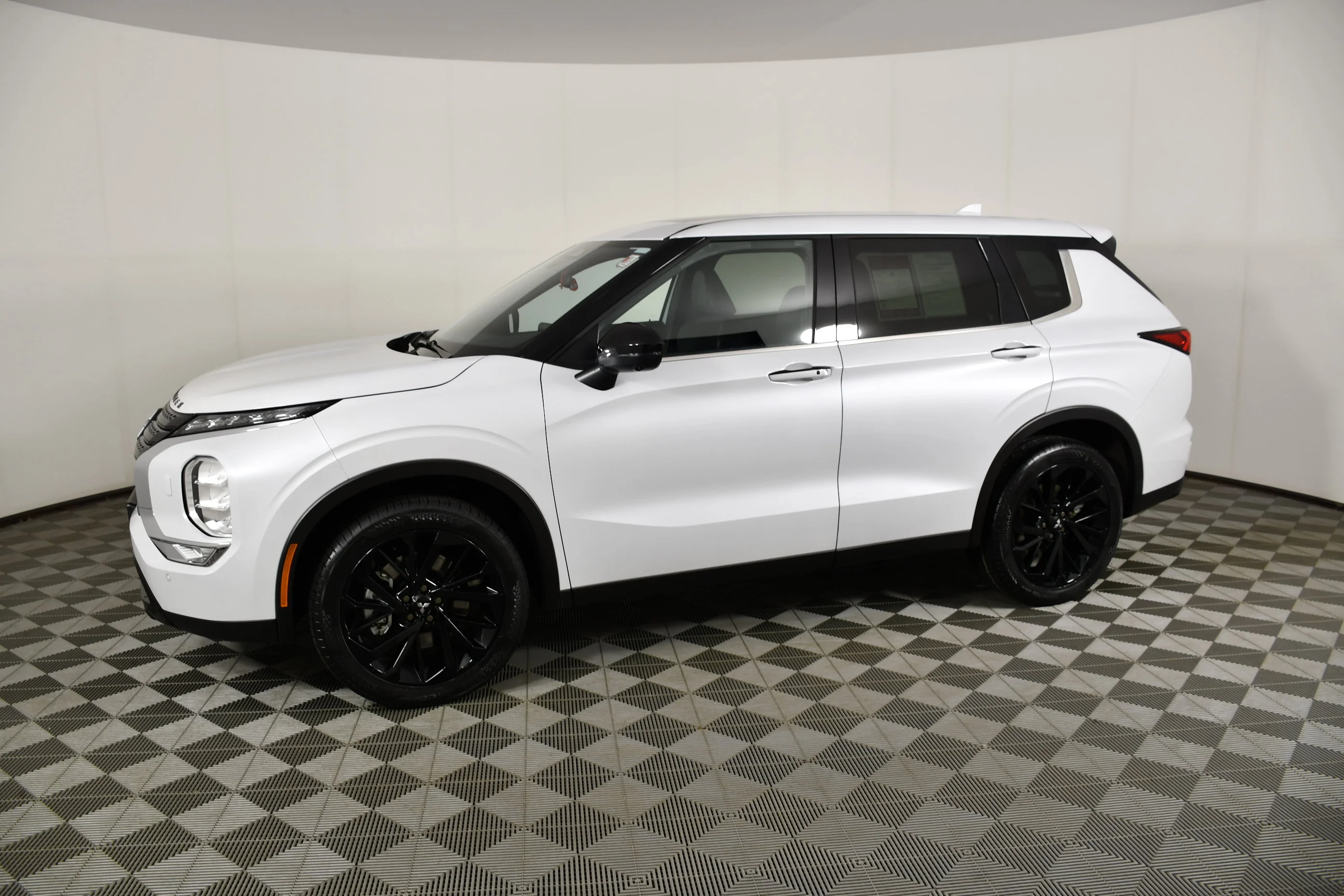 Certified Used 2024 White Diamond Mitsubishi SE Black Edition w/Pano Roof image 9