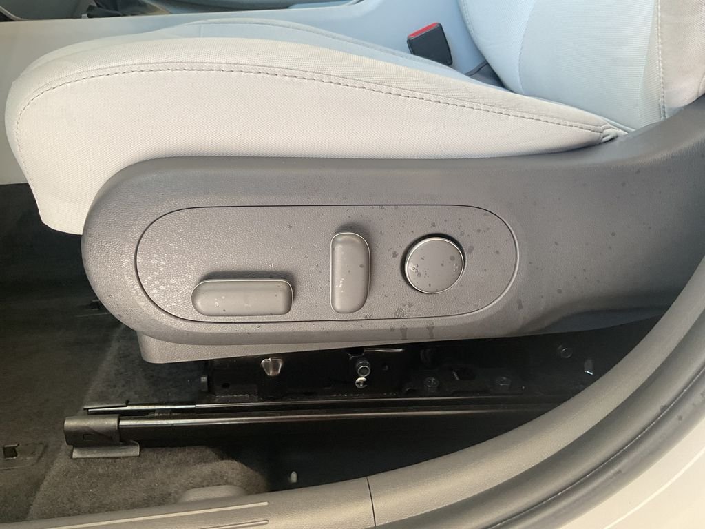 Used 2025 White Hyundai SEL image 14