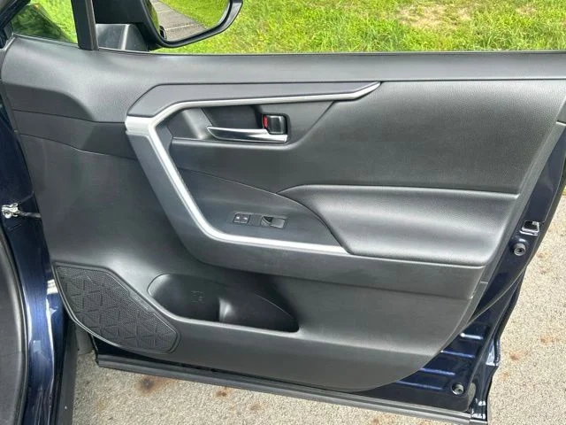 Used 2020  Toyota XLE image 26