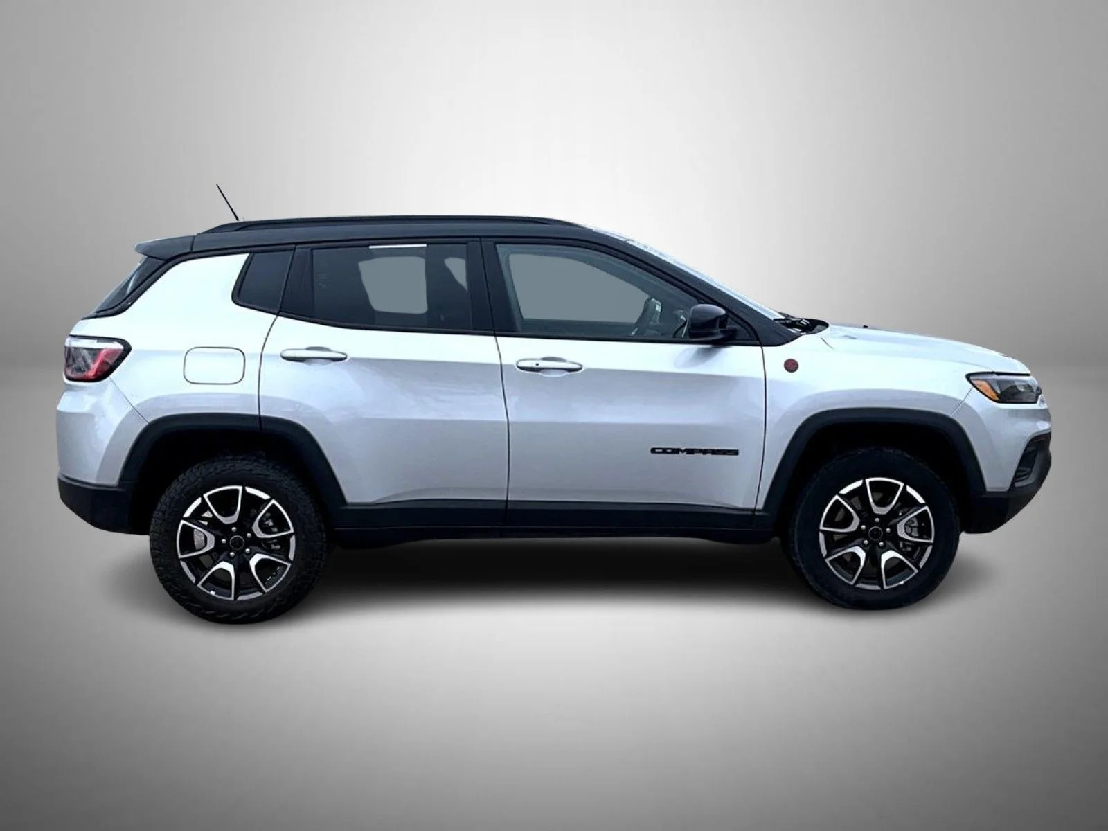 Used 2025 Silver Jeep Trailhawk image 4