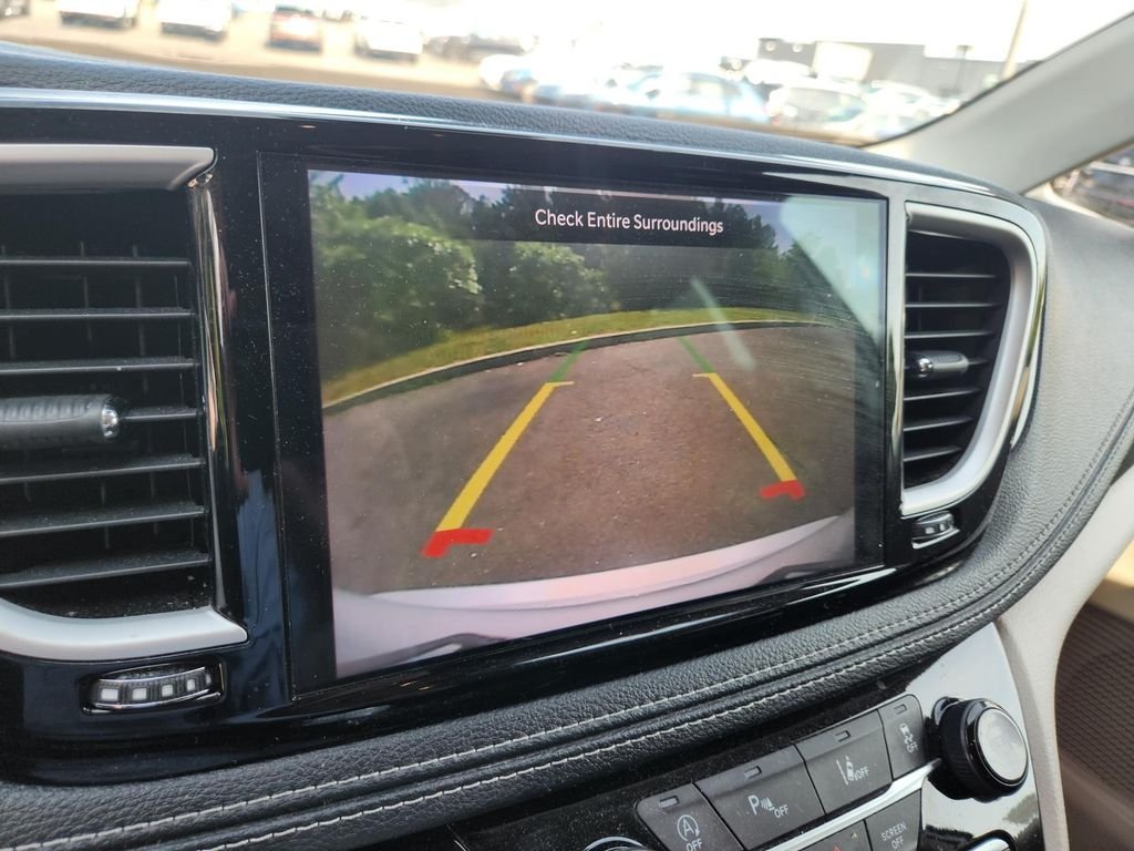 Used 2022 Silver Chrysler Touring L image 4