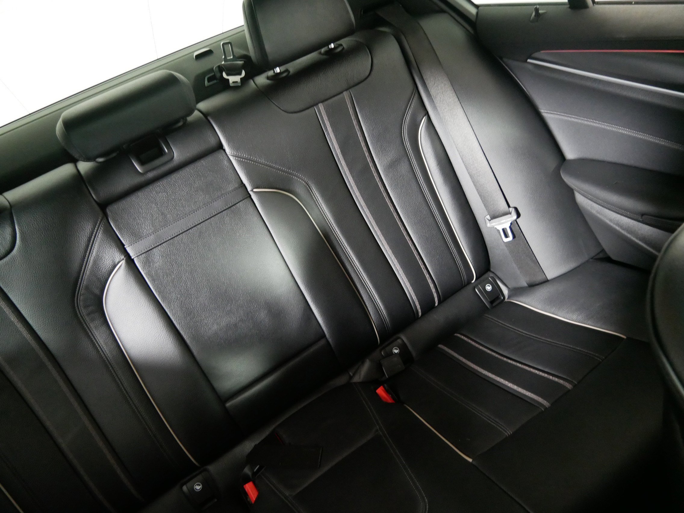 2022 BMW 5 Series M550i - Photo 14