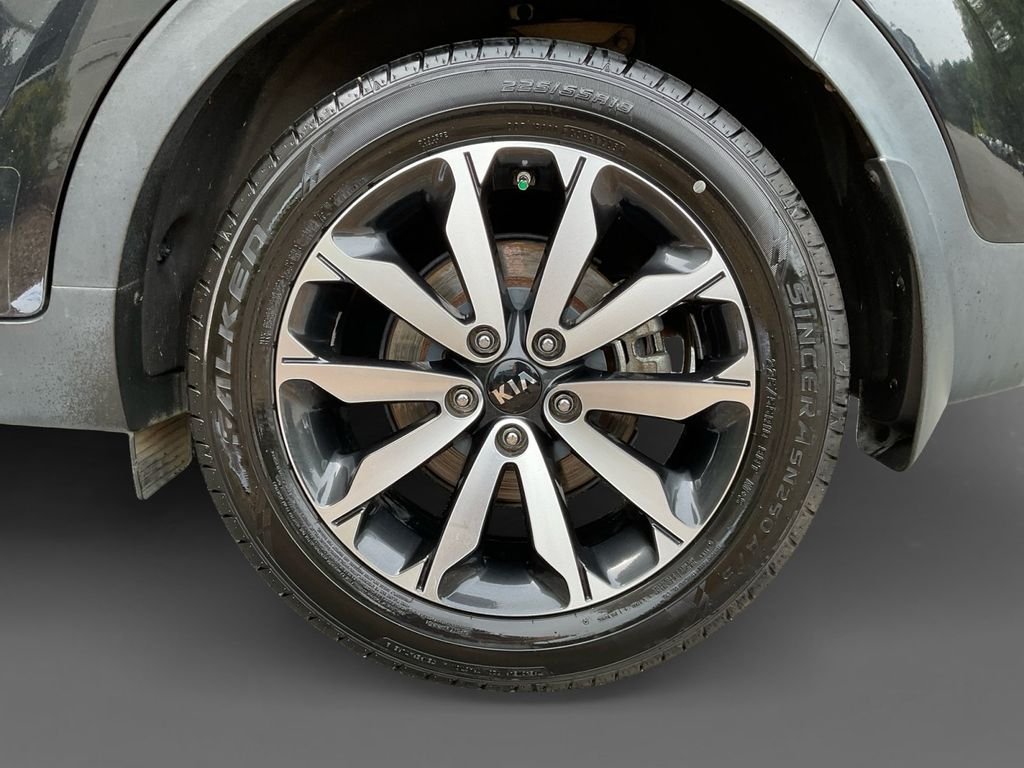 Used 2018 Red Kia EX image 8