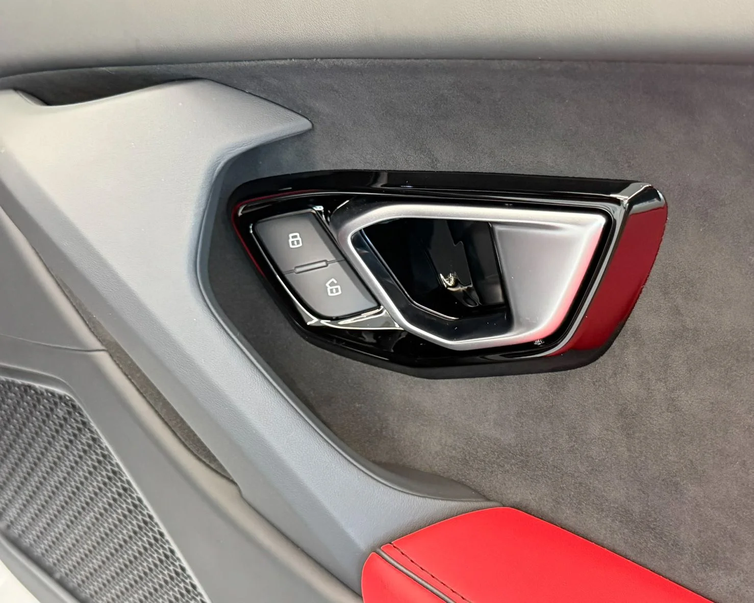 Used 2022  Lamborghini Base image 34