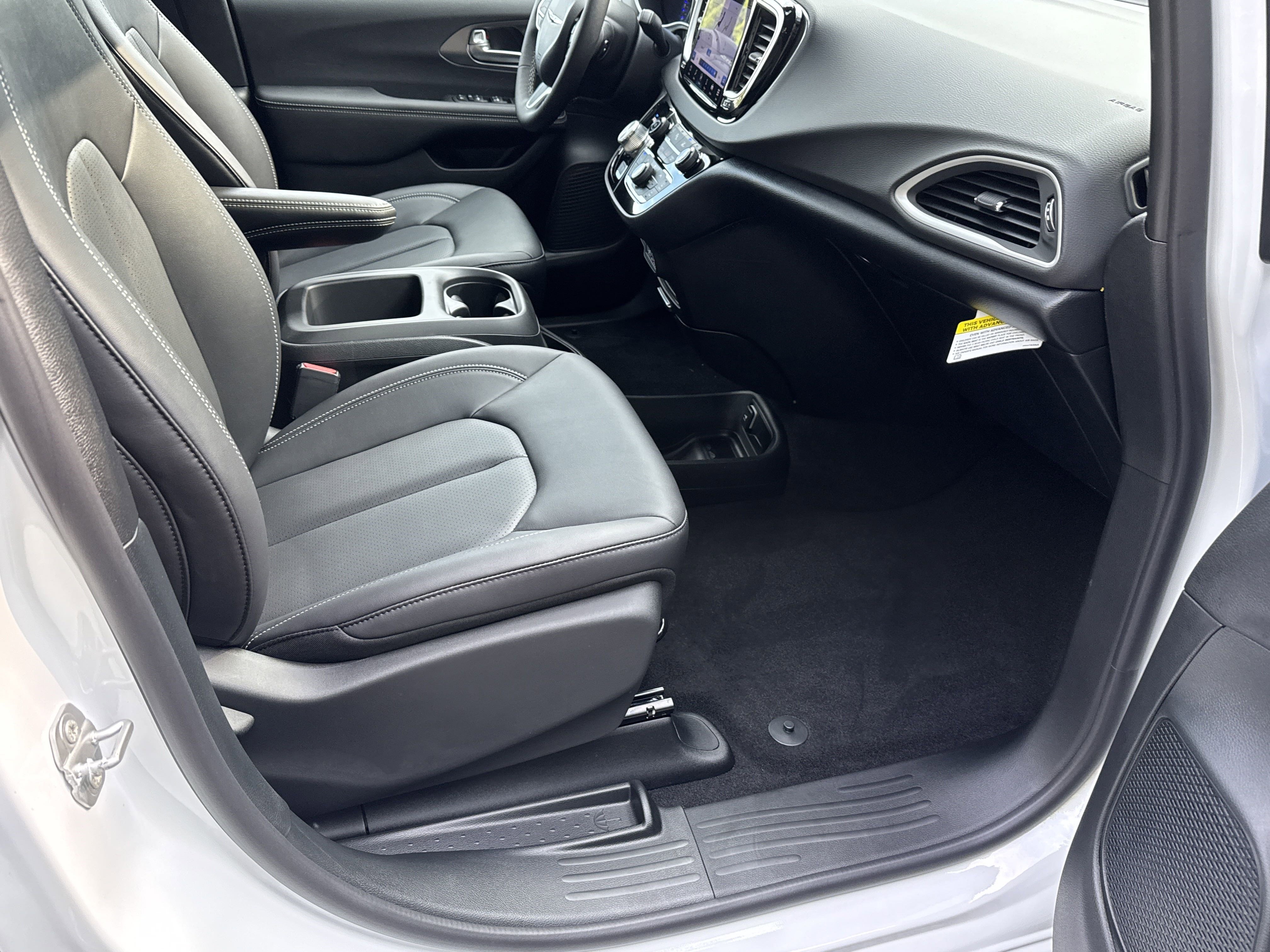 New 2025 Bright White Clearcoat Chrysler LX image 18