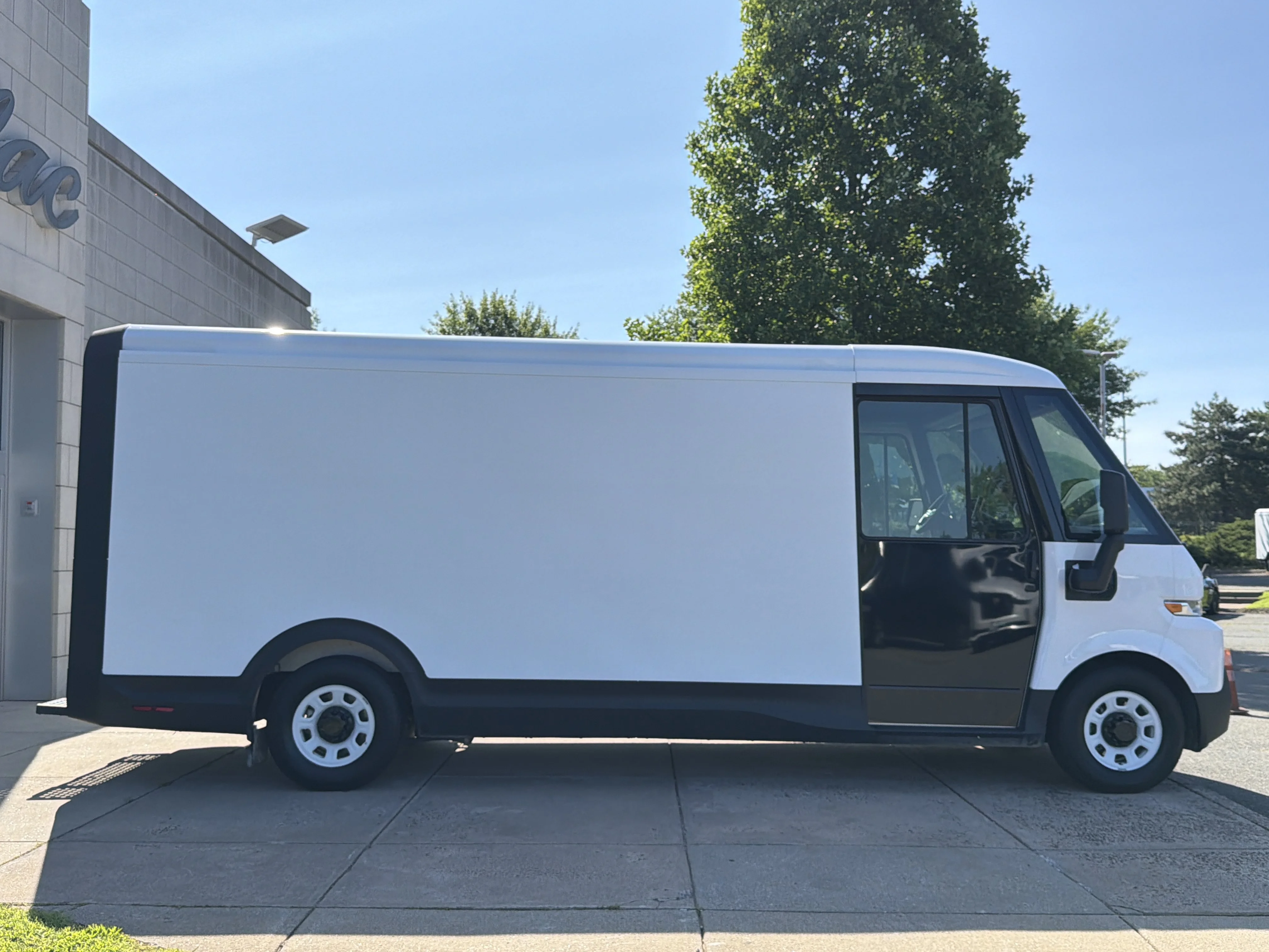 Used 2024 Oyster White BrightDrop 600 EAWD image 7