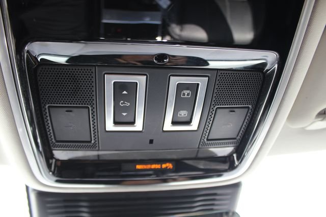 Used 2022 White Land Rover S image 10