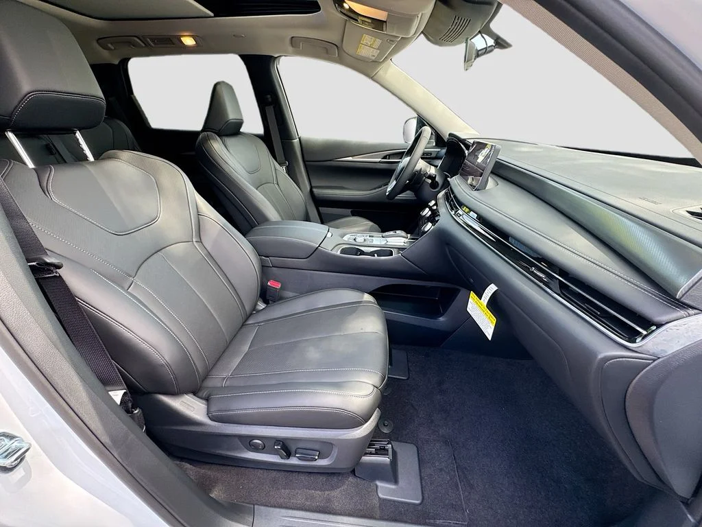 New 2027 RADIANT WHITE INFINITI Pure FWD image 30