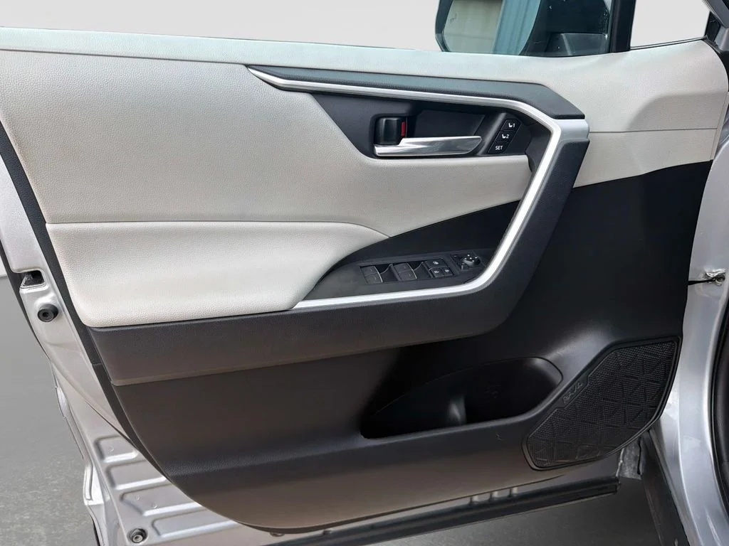 Used 2022 Silver Toyota XLE Premium image 18