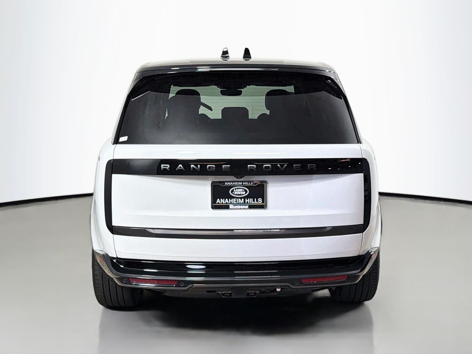 New 2026 Fuji White LAND ROVER SE 7 Seats image 4