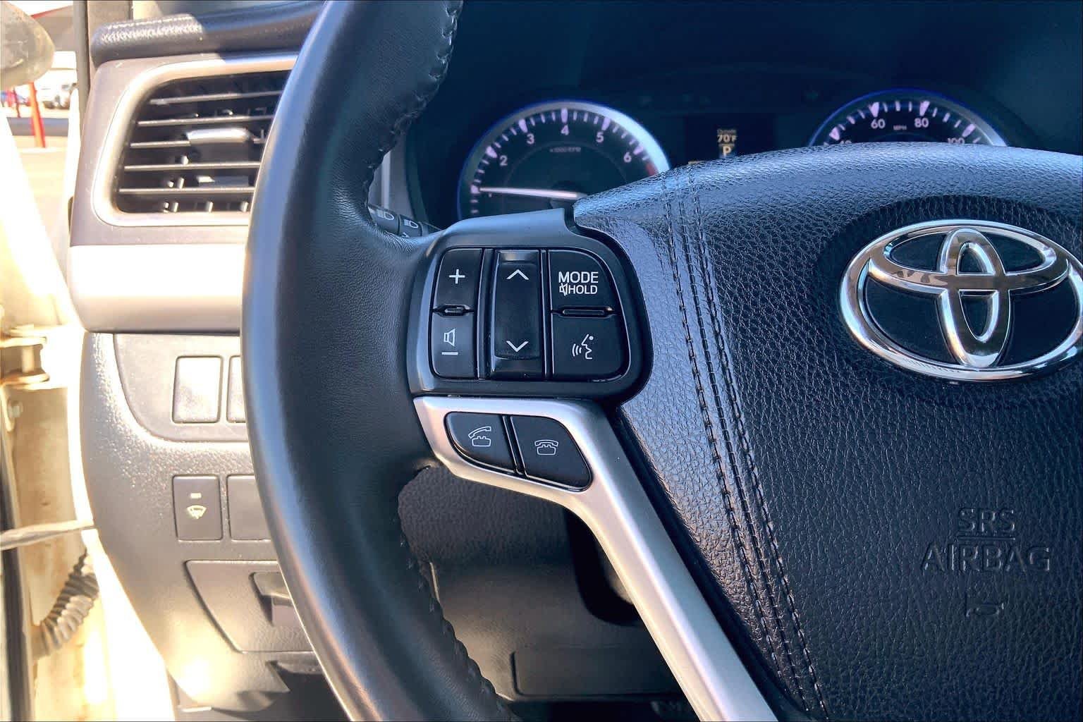 Used 2015 Blizzard Pearl Toyota XLE image 24