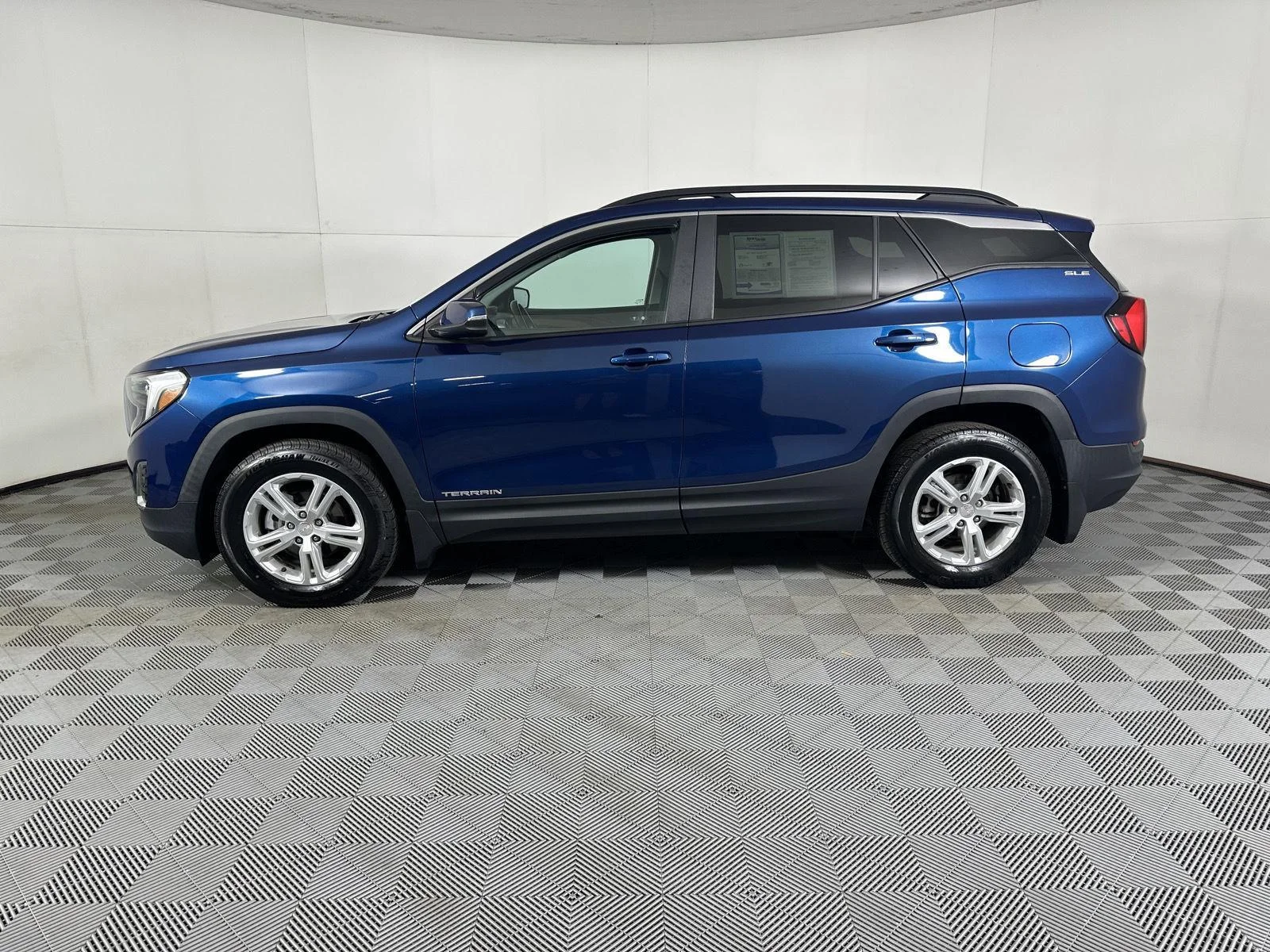 Used 2021 Blue Emerald Metallic GMC SLE image 5