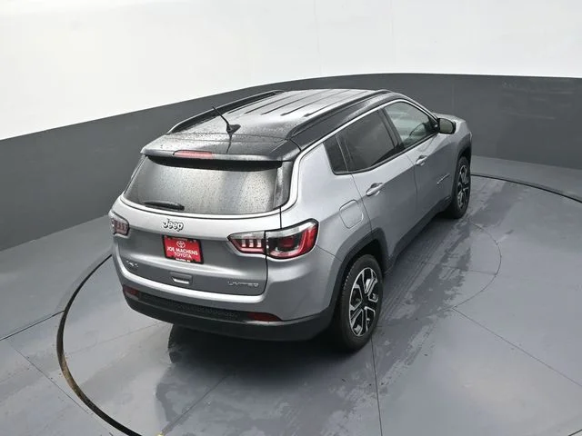 Used 2024  Jeep Limited image 28