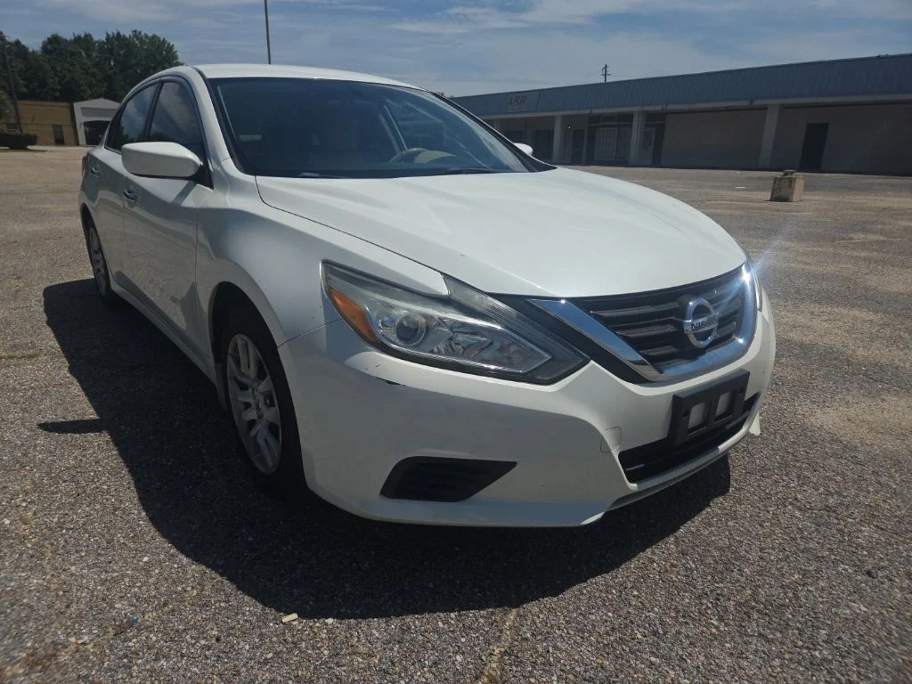 Used 2017 White Nissan 2.5 S image 1