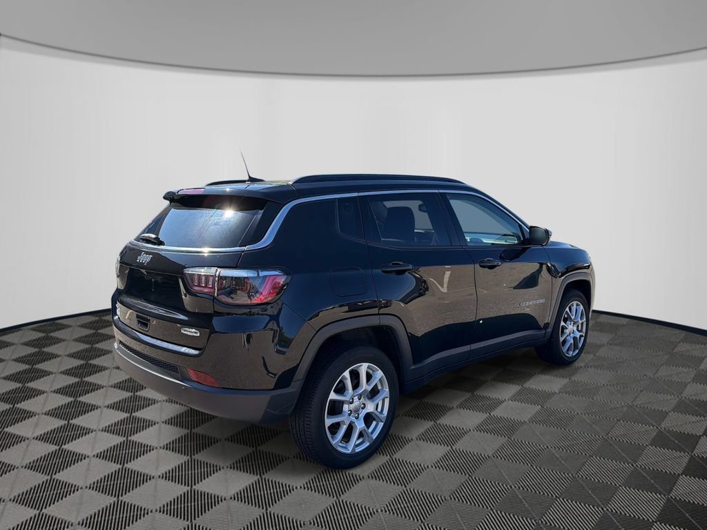 Used 2022 Black Jeep Latitude Lux image 5