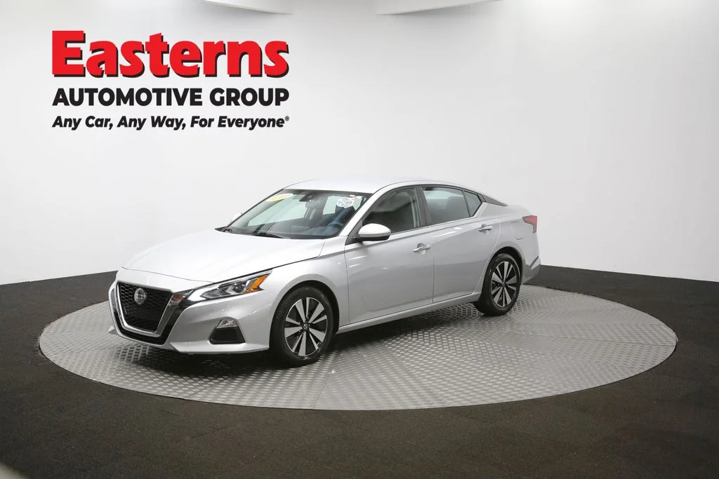 Used 2022 Silver Nissan 2.5 SV image 51