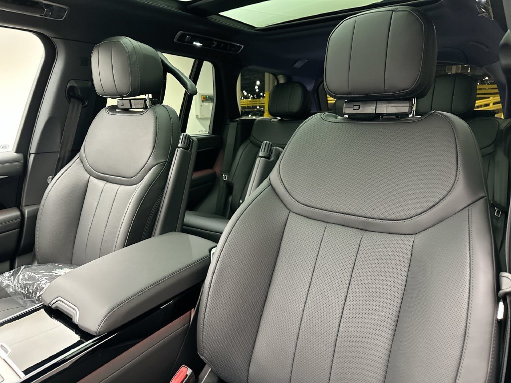 New 2027 Santorini Black Metallic Land Rover SE image 10