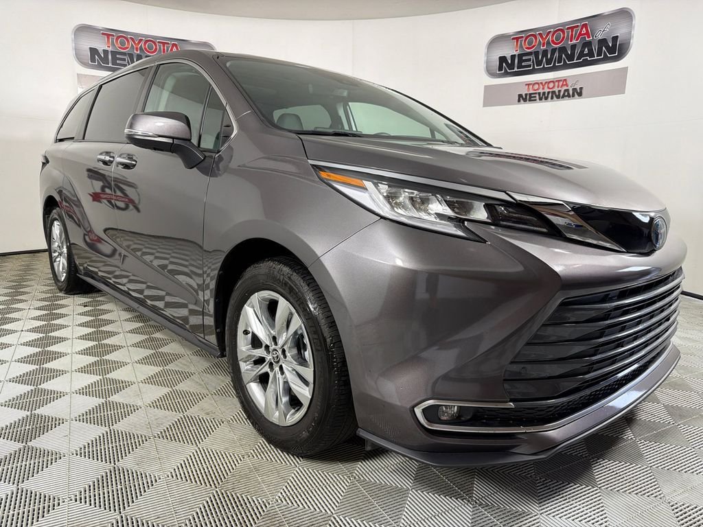 2022 Toyota Sienna Limited 7-Passenger Hybrid FWD's photo