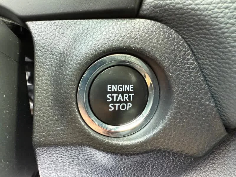 2025 Toyota RAV4 XLE - Photo 15