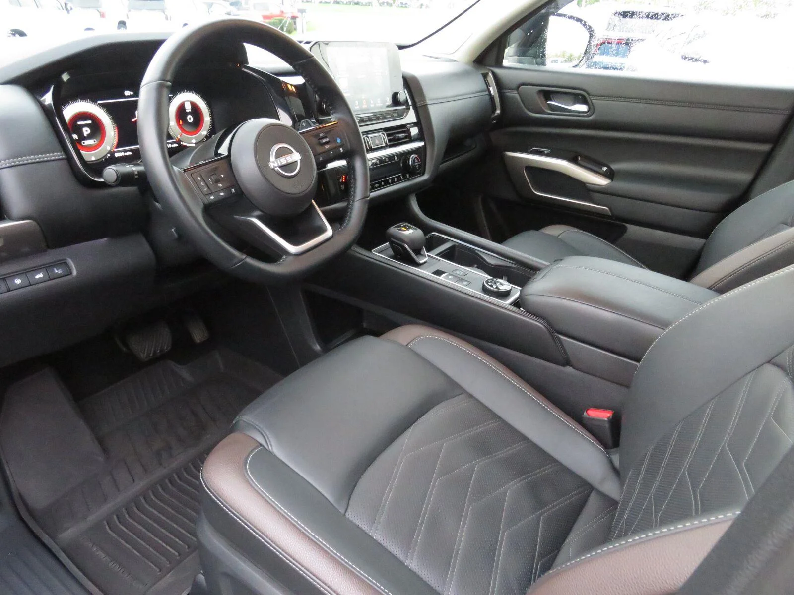 Used 2025 Solid Gray/Super Black Nissan Platinum image 26