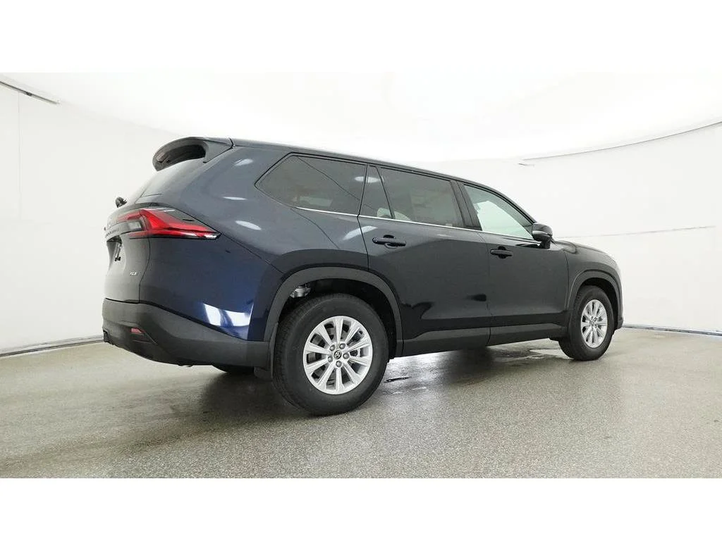 Used 2025  Toyota XLE image 31