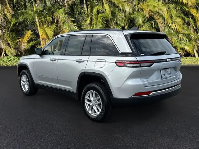 New 2026 Silver Zynith Exterior Paint Jeep Laredo image 3