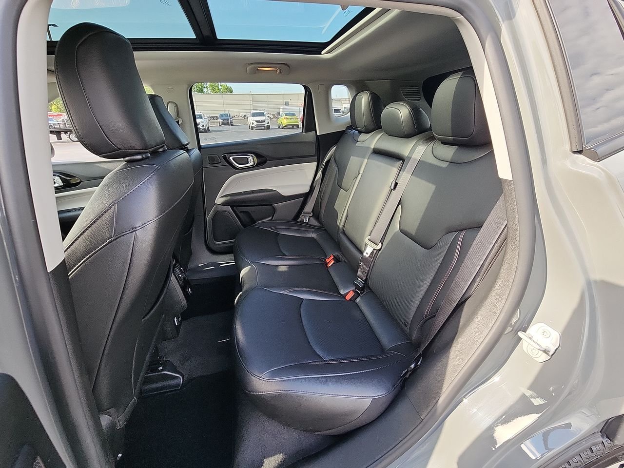 Used 2022 Sting-Gray Clearcoat Jeep Limited image 22