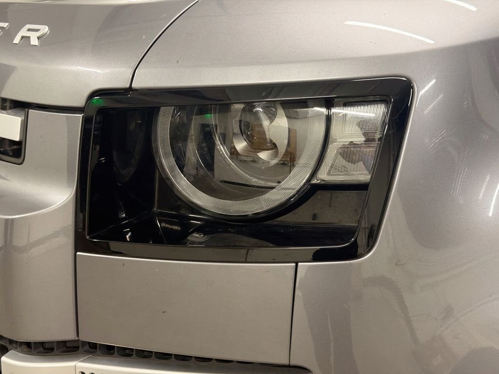 Used 2021  Land Rover SE image 31