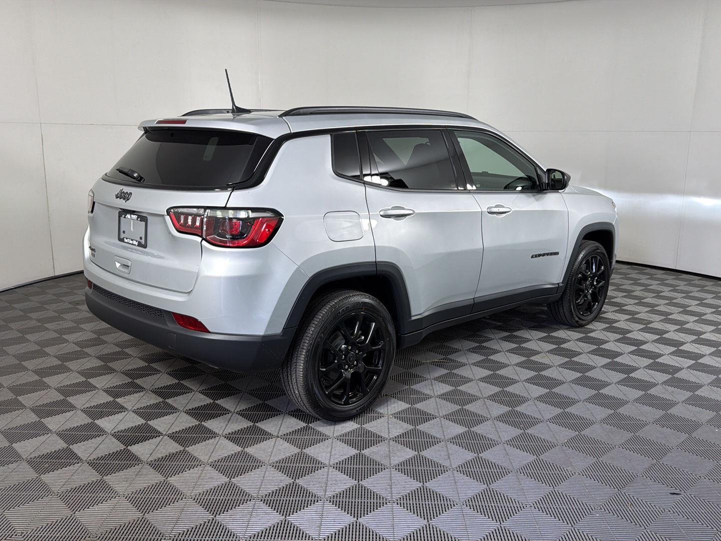 New 2026 Silver Zynith Metallic Clear-Coat Exterior Paint Jeep Latitude Altitude image 4