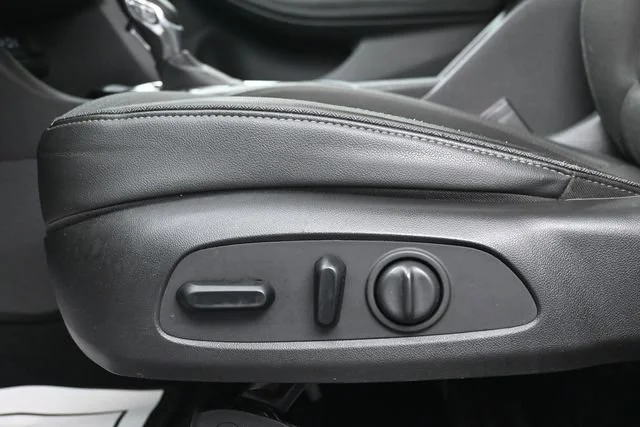 Used 2020 SUMMIT WHITE Buick Preferred image 11