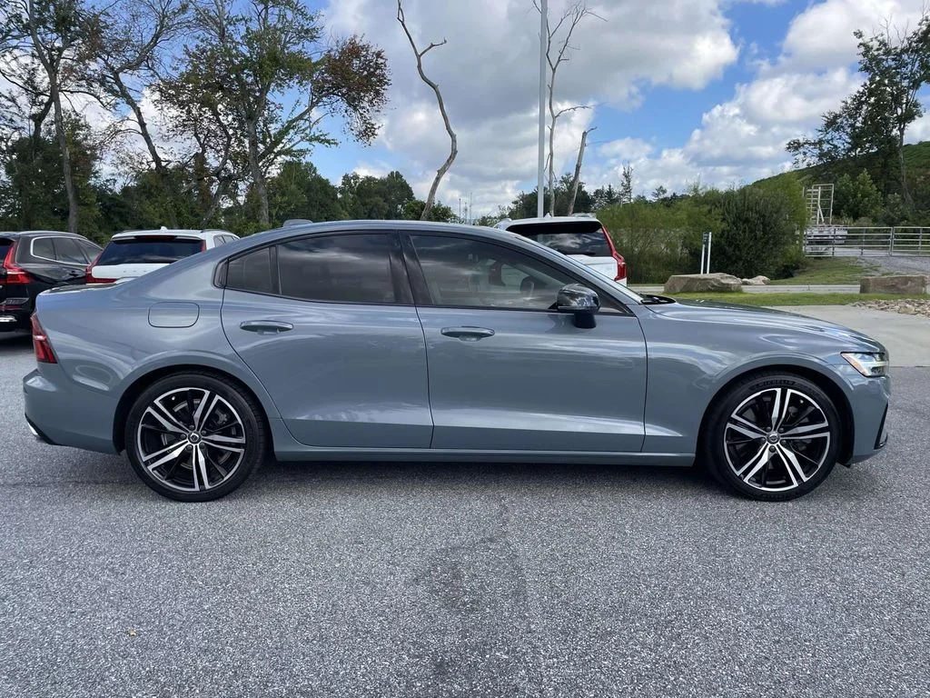 Used 2022 Thunder Grey Metallic Volvo R-Design Expression image 29
