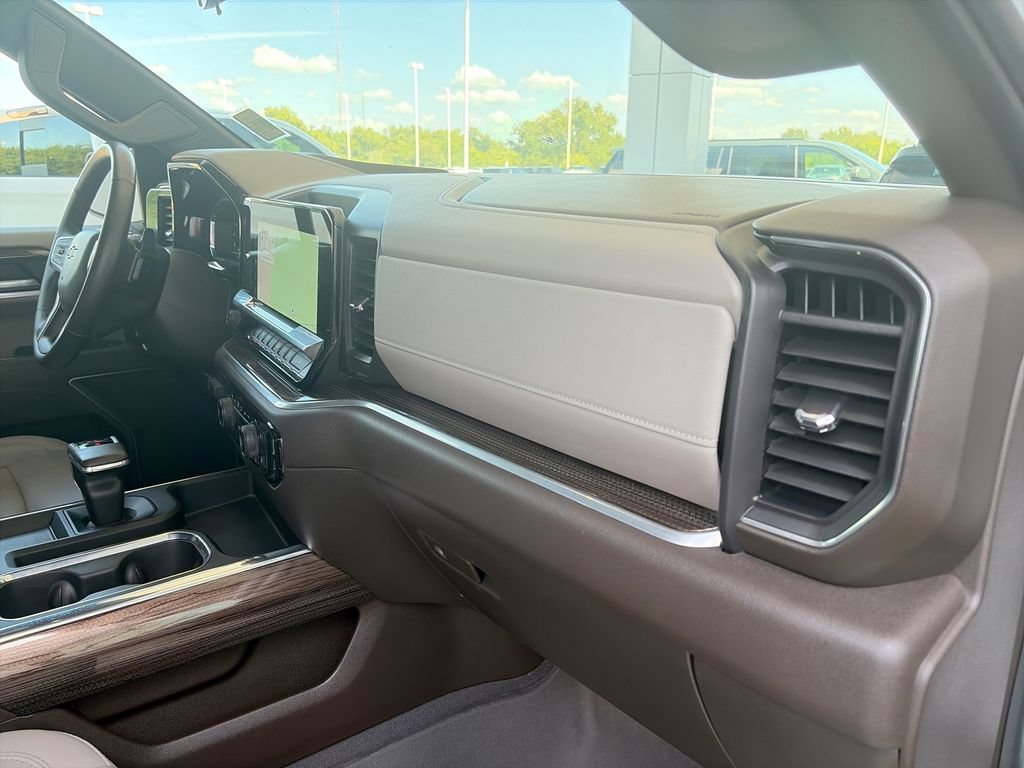 Certified Used 2025 Summit White Chevrolet LT image 30