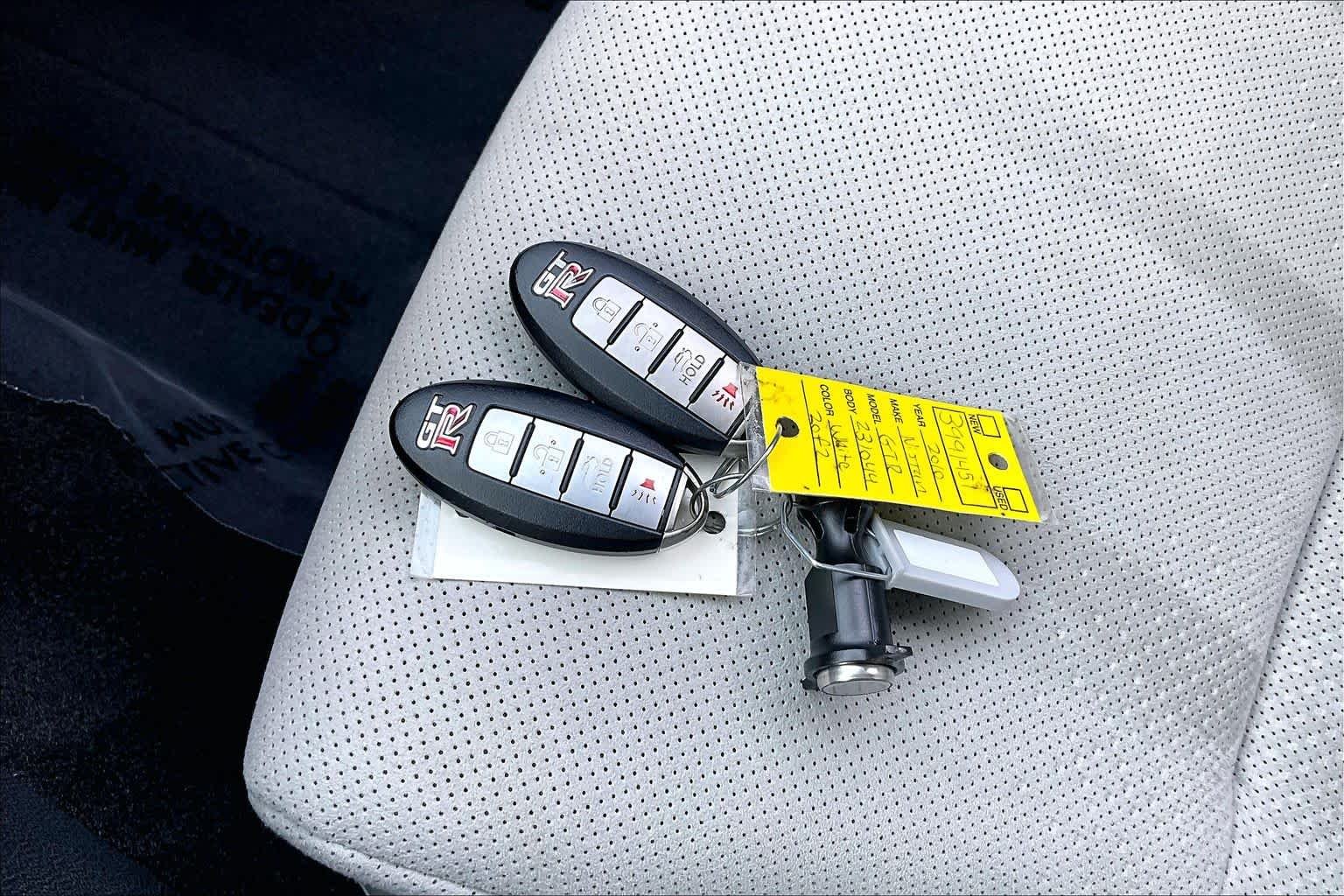 Used 2010 Pearl White Nissan Premium image 13