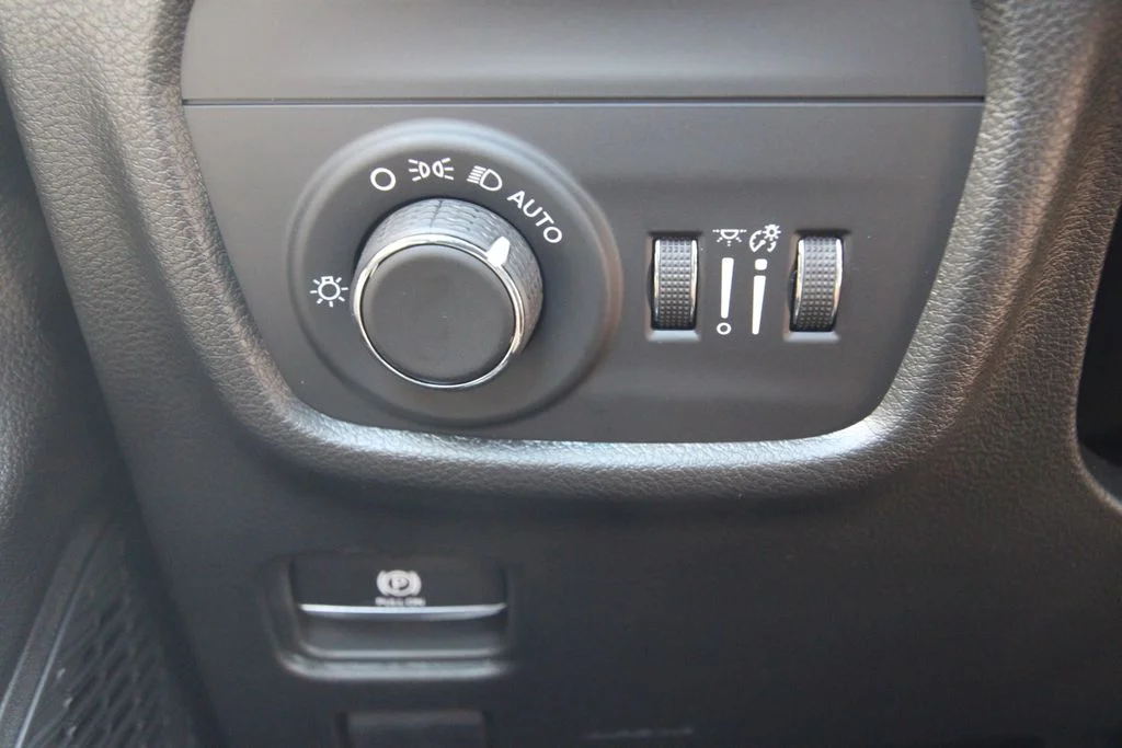 New 2027 Bright White Clear-Coat Paint Jeep Laredo Altitude image 23