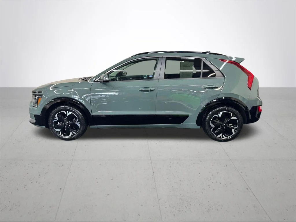 Used 2023 Green Kia Wind image 3