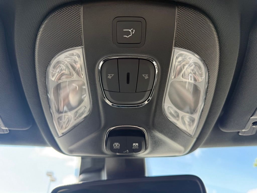 New 2026 Silver Zynith Metallic Clearcoat Jeep  image 30