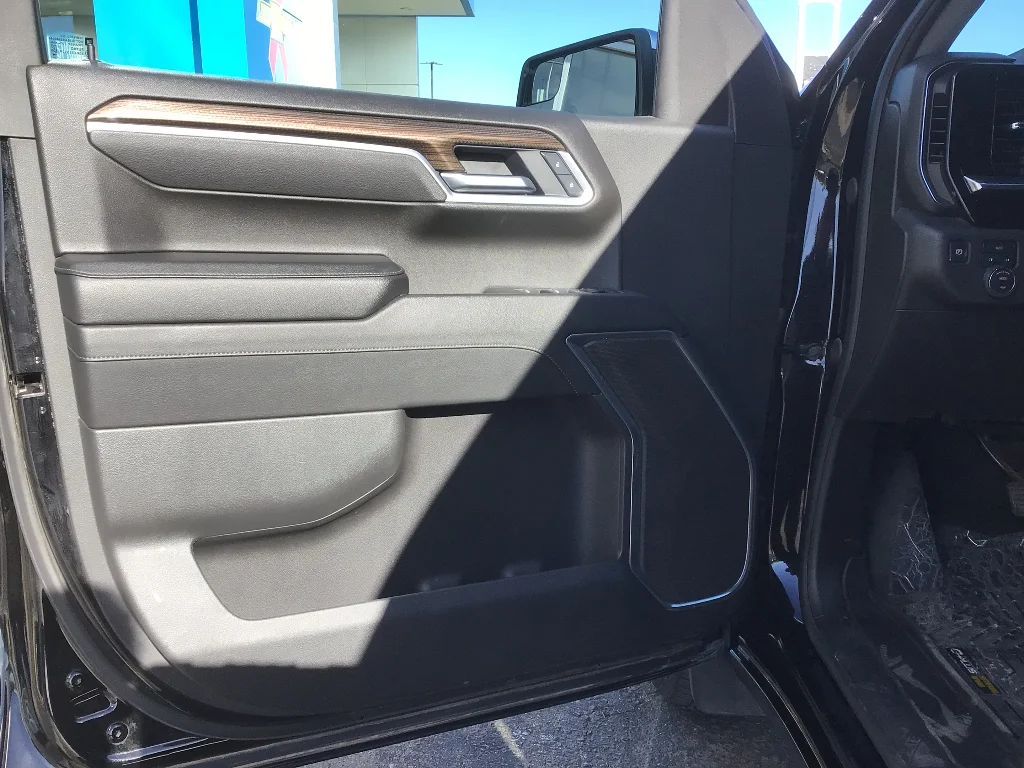 Used 2025 Black Chevrolet LT image 9