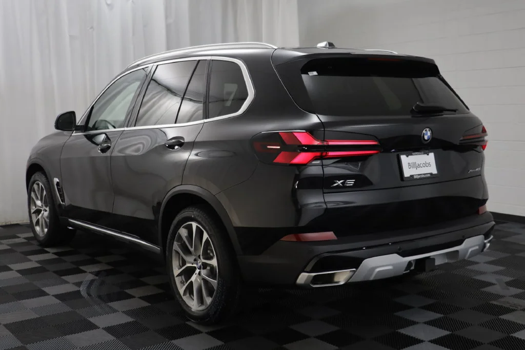 New 2026 BLACK SAPPHIRE BMW xDrive40i image 15