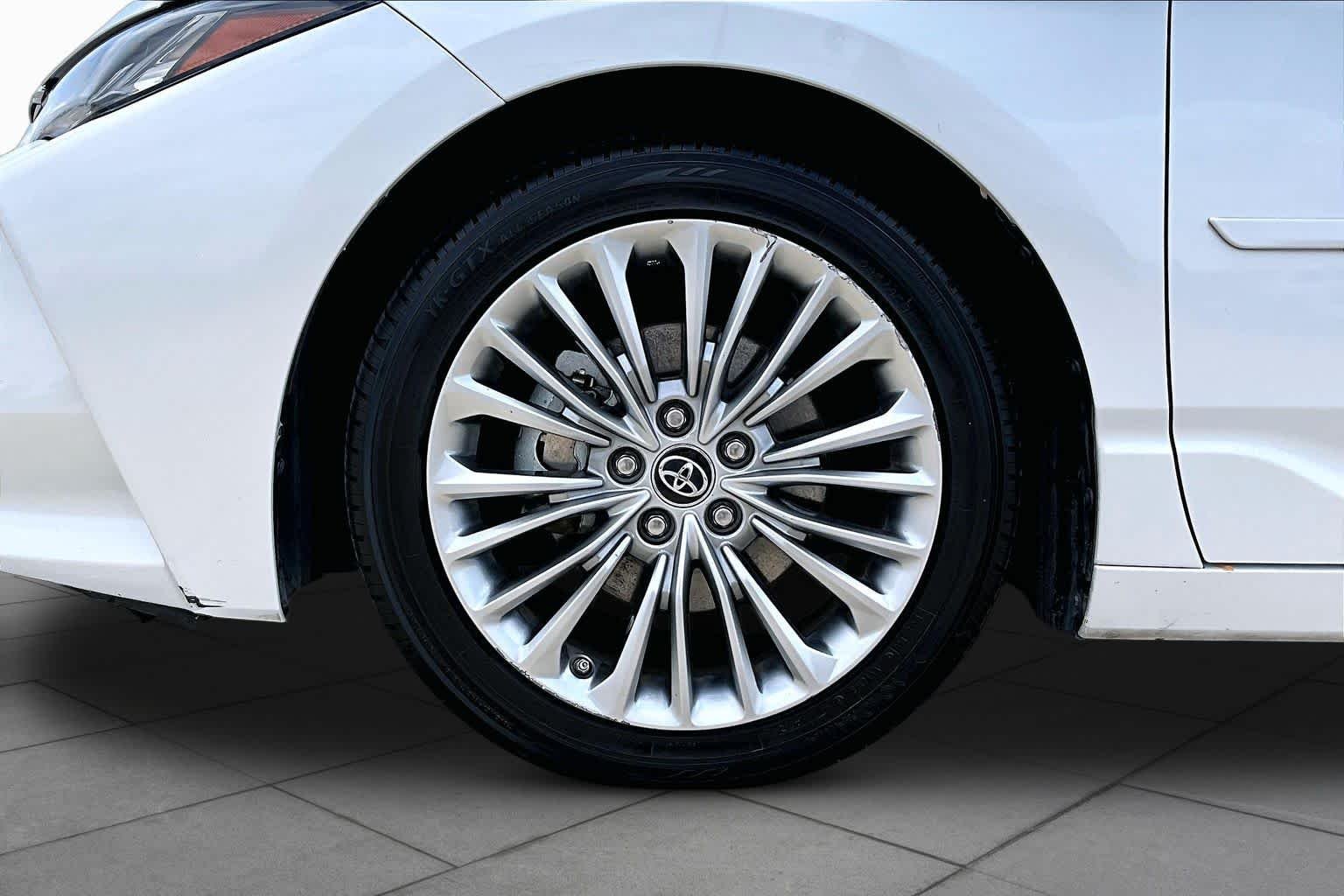 Used 2019 Wind Chill Pearl Toyota Limited image 11