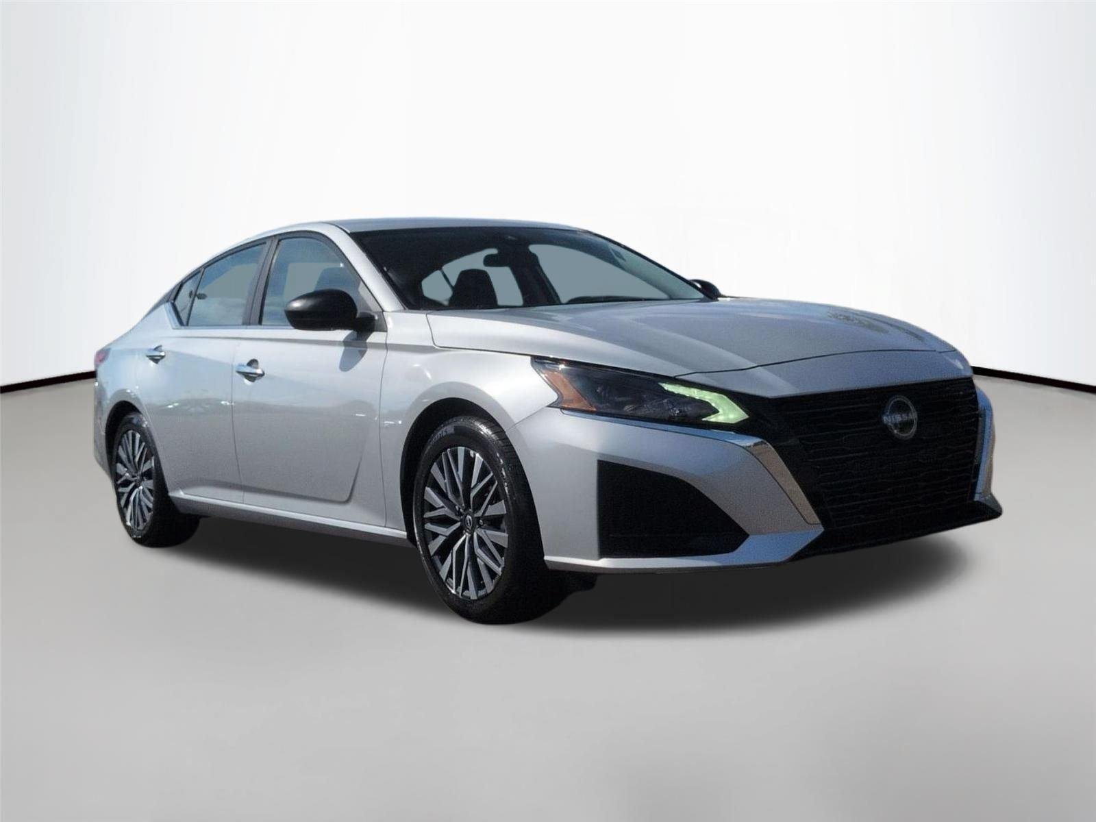 Used 2025  NISSAN SV image 7