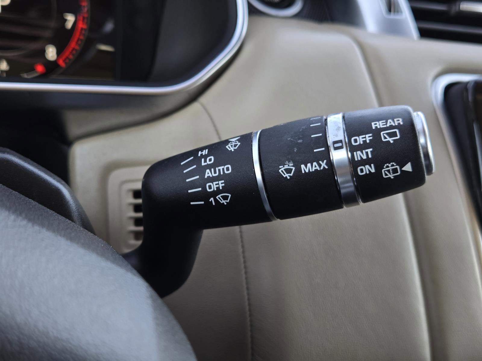 Used 2019 Fuji White Land Rover Dynamic image 16