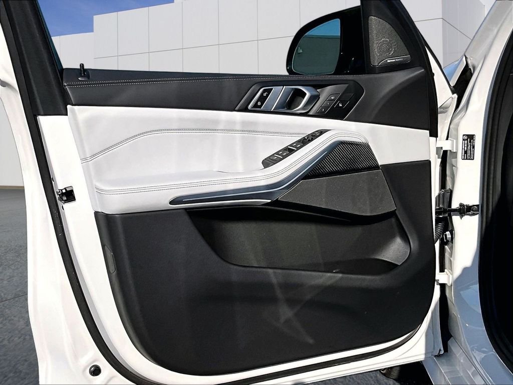 Used 2026 White BMW M60i image 19