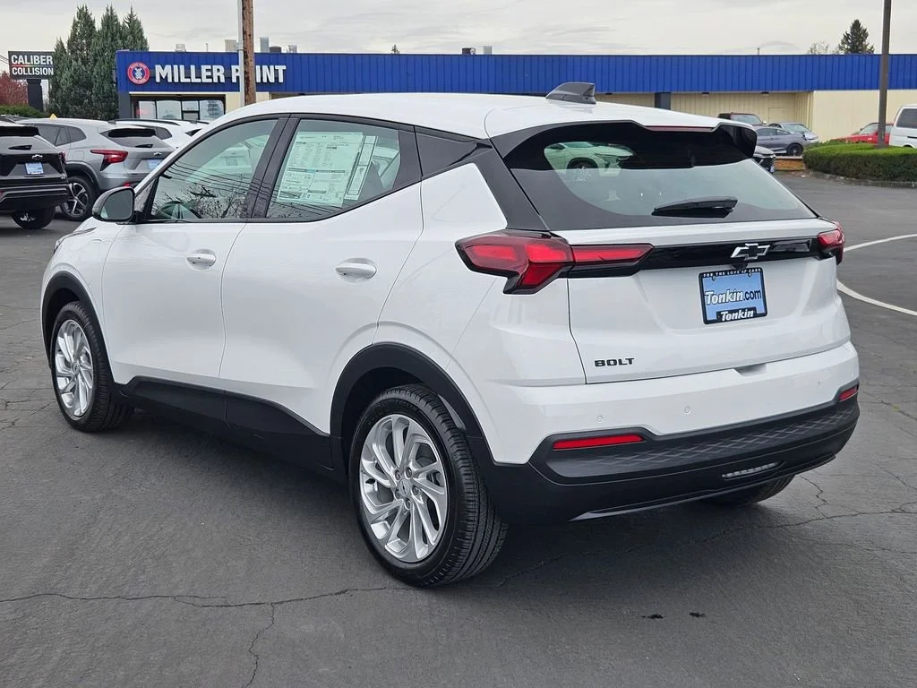 New 2027 Summit White Chevrolet LT image 4
