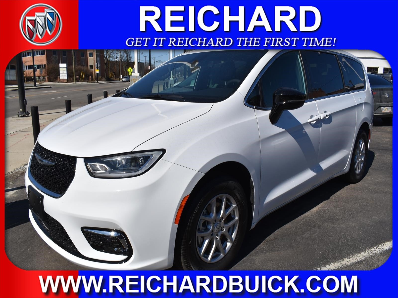 2026 Chrysler Pacifica Select's photo