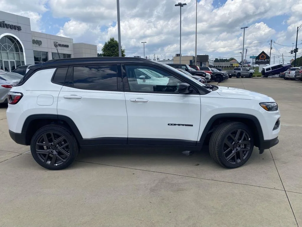 New 2026 Bright White Clear-Coat Exterior Paint Jeep Limited Altitude image 7