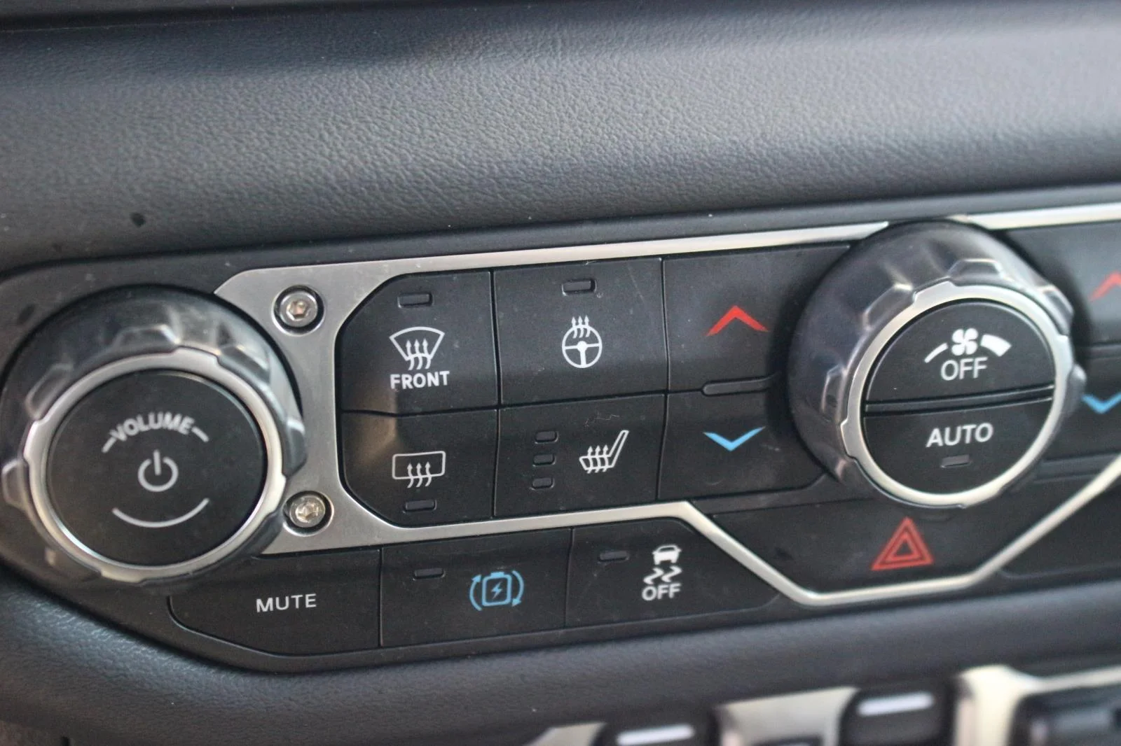 Used 2024  Jeep Sahara image 26