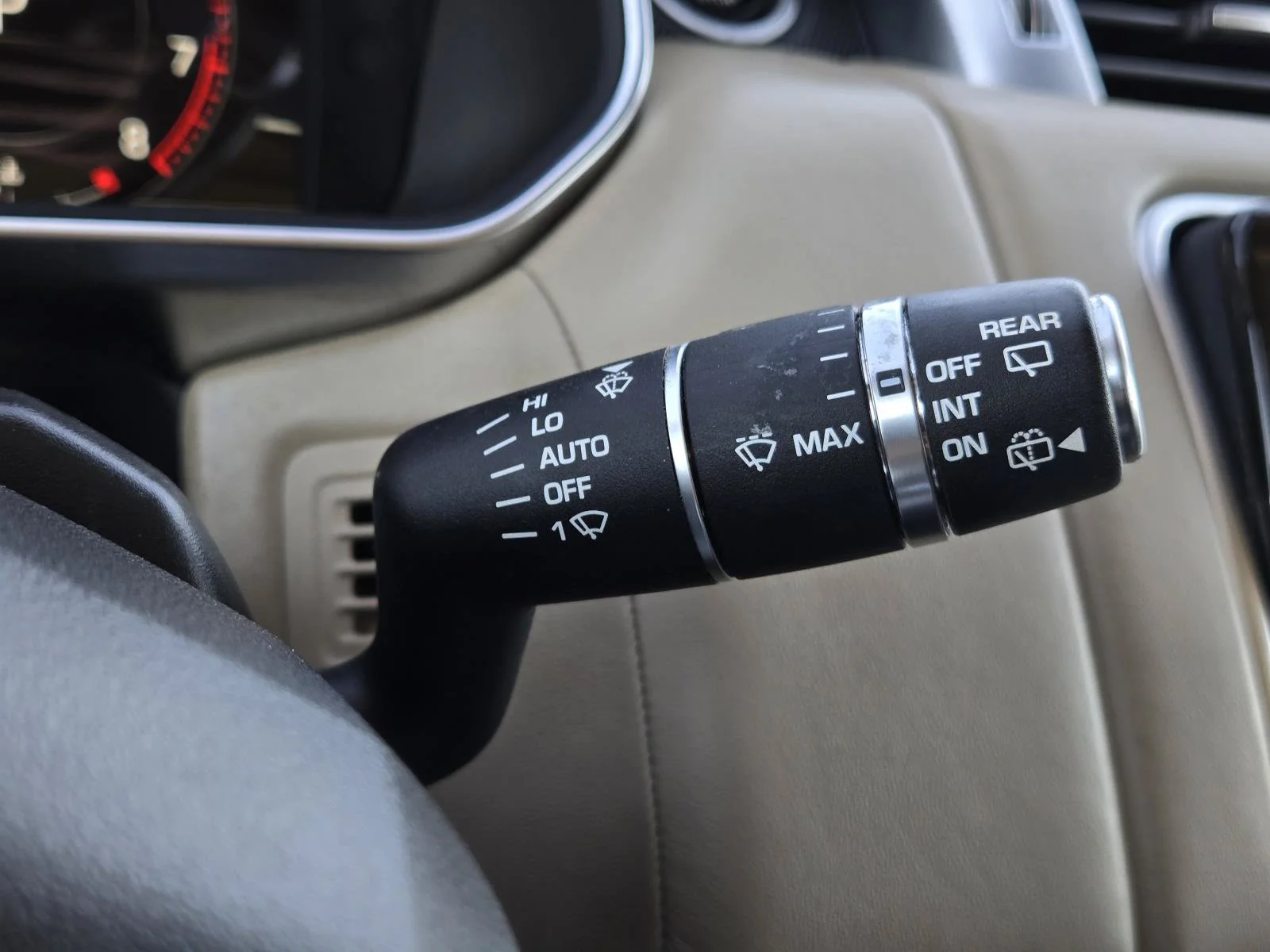 Used 2019 Fuji White Land Rover Dynamic image 16